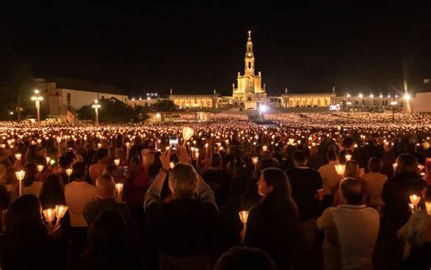 Immagine suggestiva della Processione delle Candele notturna a Fátima