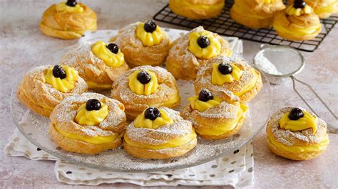 Illustrazione di zeppole di San Giuseppe o un cabaret di dolci tipici del sud