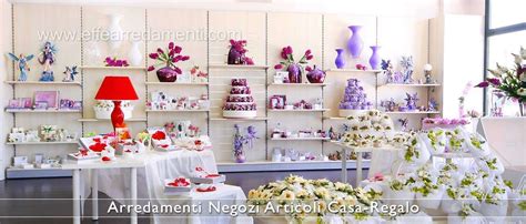 Foto di un negozio di bomboniere con esposizione elegante e raffinata