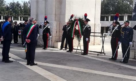 Immagine di una cerimonia commemorativa con discendenti e autorità