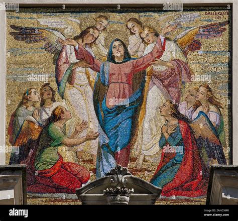 Mosaico raffigurante la Vergine Maria in un santuario