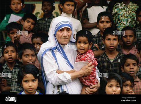 Madre Teresa di Calcutta con bambini, simbolo di carità e speranza
