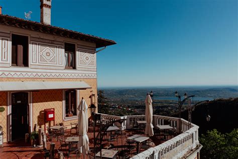 Vista panoramica del Vecchio Albergo Sacro Monte immerso nel verde