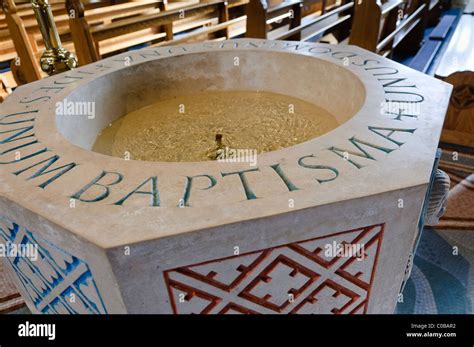 Dettaglio del fonte battesimale in pietra all'interno della Chiesa di San Basilio Magno