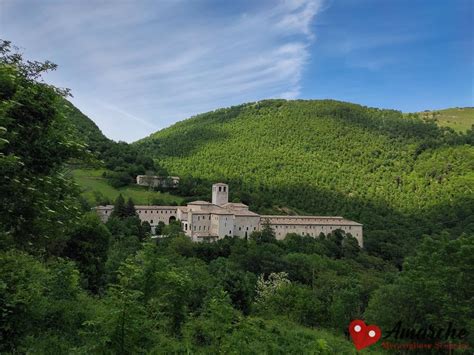 Scriptorium dell'Abbazia di Fonte Avellana con le sue monofore illuminate dal sole