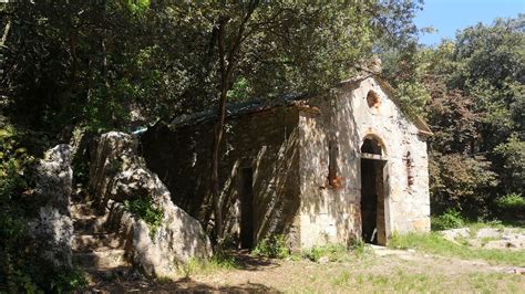 Veduta dell'Eremo di Valleremita immerso nel bosco