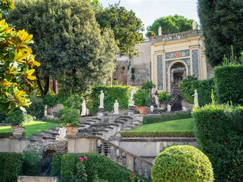 Veduta esterna dell'Abbazia Sette Frati con giardini e alberi