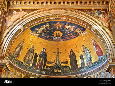 Mosaico dell'abside della Basilica di San Giovanni in Laterano, con la croce gemmata e figure di santi