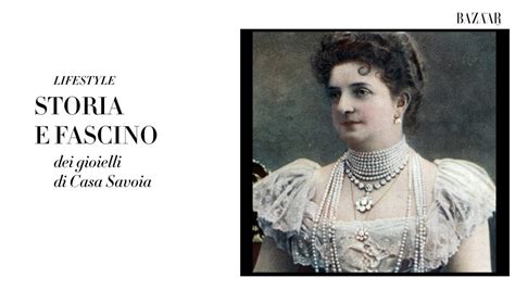 Celebrity che indossano gioielli a forma di croce in contesti di moda