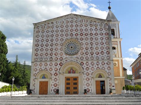 Esterno della Basilica Santuario del Volto Santo con dettagli della facciata