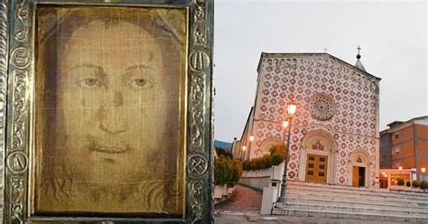 Foto di pellegrini in visita al santuario di Manoppello