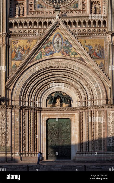 Dettaglio della facciata romanica con archetti ciechi