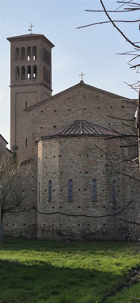 Vista esterna dell'abside semicircolare della pieve