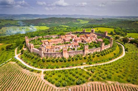 Castello di Monteriggioni e paesaggio collinare toscano