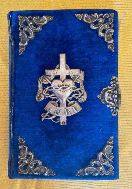 Copertina di un antico libro di bibliografia con incisioni e composizioni musicali