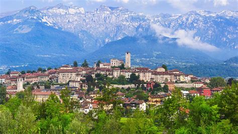 Veduta panoramica della città di Feltre con la Chiesa di San Giacomo
