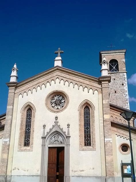 Vista esterna della Chiesa Parrocchiale di Luras, con facciata in granito e l'ampia piazza antistante