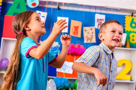Bambini che giocano e imparano in un asilo