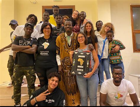 volontari sorridenti che aiutano in una comunità africana