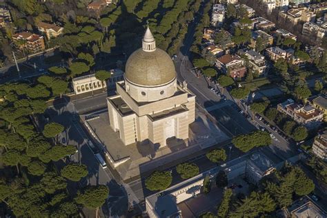Interno della Basilica dei Santi Pietro e Paolo con opere d'arte