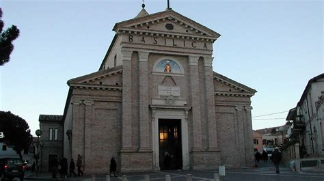Interno della Basilica della Madonna dei Sette Dolori con navate e decorazioni a stucco