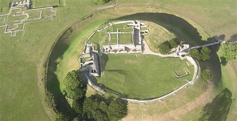 Foto panoramica delle rovine di Old Sarum, inclusi i resti della cattedrale