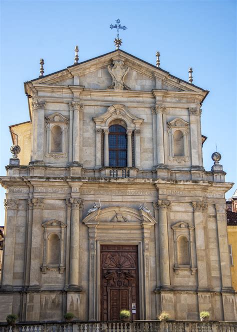 Foto della chiesa di San Francesco Saverio a Owo dopo l'attacco