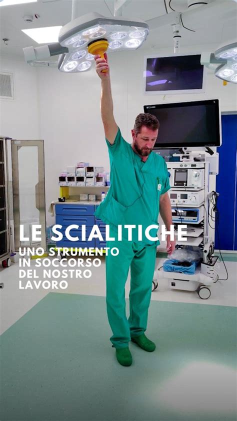 Dott. Marcello Pozzi in sala operatoria o durante una consultazione