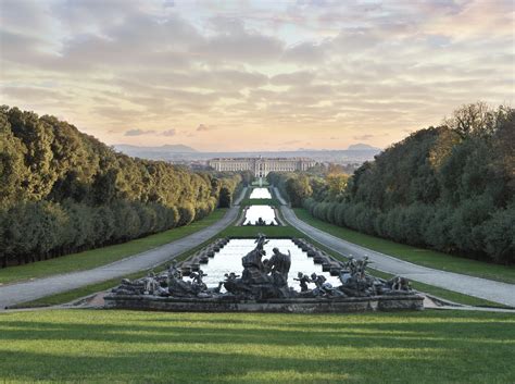 Vista esterna maestosa della Reggia di Caserta con i suoi giardini