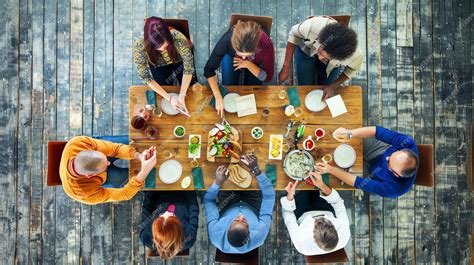 foto di una tavola imbandita o un gruppo di persone che discutono animatamente in un contesto storico