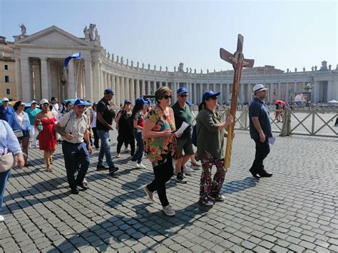Pellegrini in cammino verso la Basilica Madonna dei Miracoli
