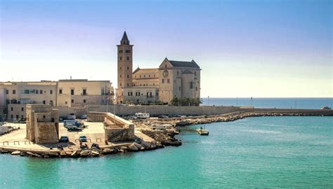 Veduta panoramica della Cattedrale di Trani affacciata sul mare Adriatico al tramonto