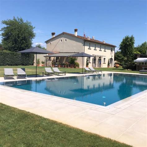 Foto panoramica dell'agriturismo immerso nella campagna