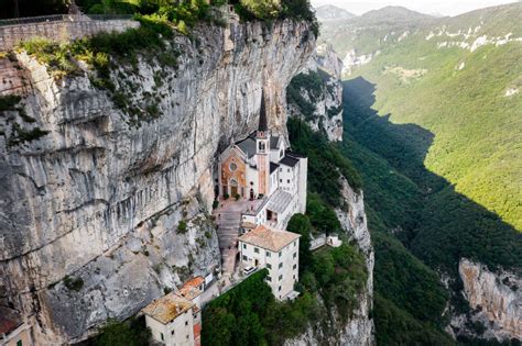 Una veduta panoramica del Santuario di San Romedio, incastonato nella roccia con la sua architettura caratteristica.