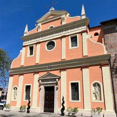 Foto panoramica della Chiesa di San Bartolomeo Apostolo a Temù, che mostra il suo posizionamento nell'abitato storico.