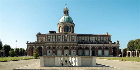 Veduta esterna del Santuario di Caravaggio con la cupola e la fontana