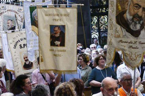 Foto di Padre Pio che confessa i fedeli