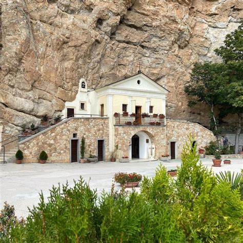 Santuario della Santissima Trinità incastonato nella parete rocciosa del Colle della Tagliata