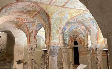 Dettaglio degli affreschi bizantineggianti all'interno del Santuario