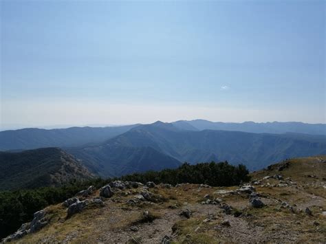 Escursionisti sul sentiero che porta alla vetta del Monte Autore