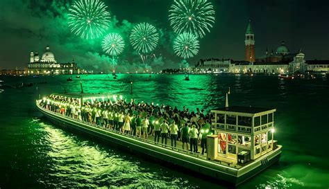 Barca tradizionale veneziana addobbata con luci e festoni durante la Festa del Redentore