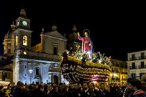 Illustrazione o foto di una processione della Settimana Santa a Galtellì, con le statue