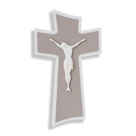 Un esempio di crocifisso in ceramica a rilievo, con dettagli che potrebbero richiamare la produzione degli anni '80, mostrando la texture e la tridimensionalità del rilievo.