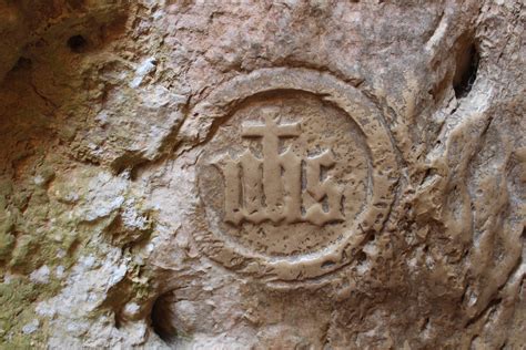 Dettaglio della fenditura nella roccia del Calvario, simbolo teologico e geologico del terremoto descritto nei Vangeli.