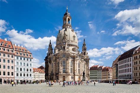 Foto della Frauenkirche che domina lo skyline di Dresda