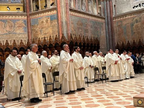 Pellegrini in preghiera o in visita ad Assisi