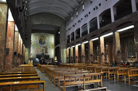 Ritratto di Padre Pio con sfondo del Santuario di San Giovanni Rotondo