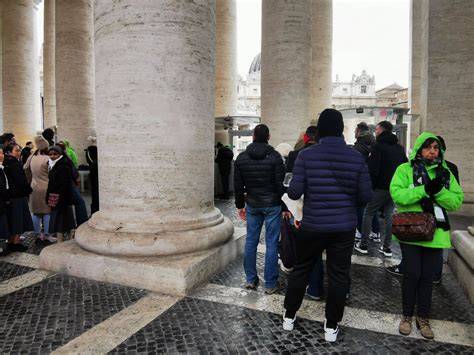 piazza San Pietro con i pellegrini durante un giubileo barocco