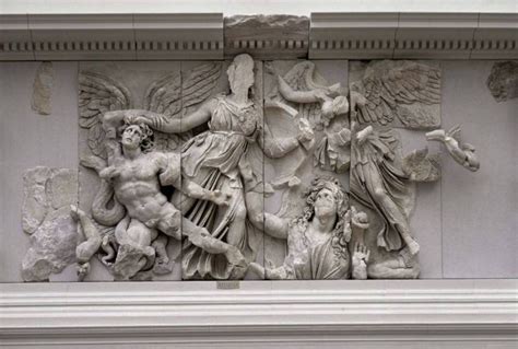 Ricostruzione grafica dell'Ara di Pergamo con dettagli del fregio della Gigantomachia