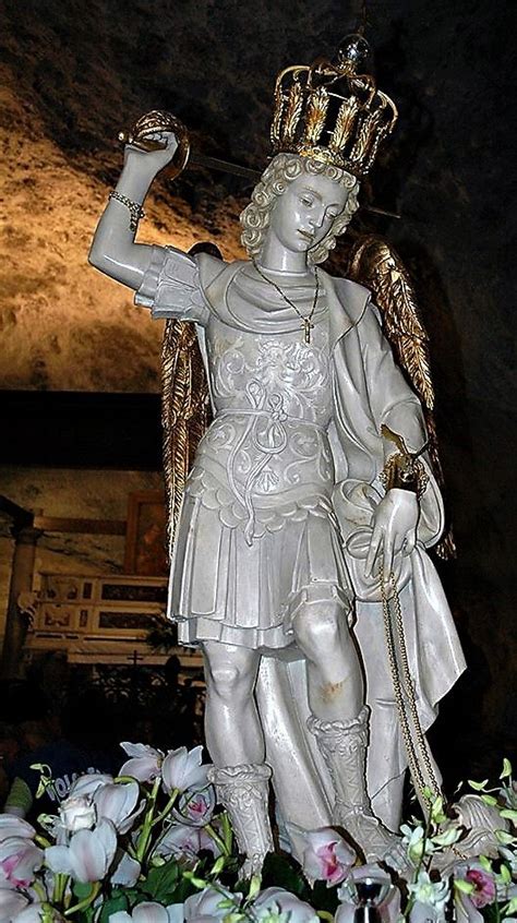 Fotografia della statua di San Michele Arcangelo di Andrea Sansovino a Monte Sant'Angelo